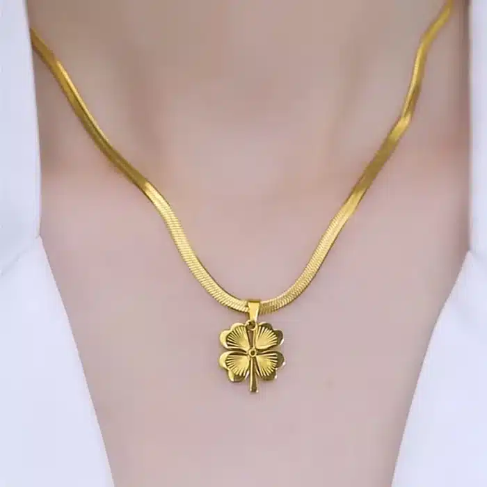 collier trefle a quatre feuille 1
