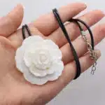 collier fleur nacre​ 2