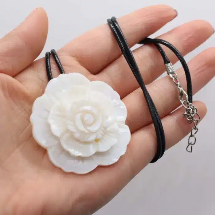 collier fleur nacre 2