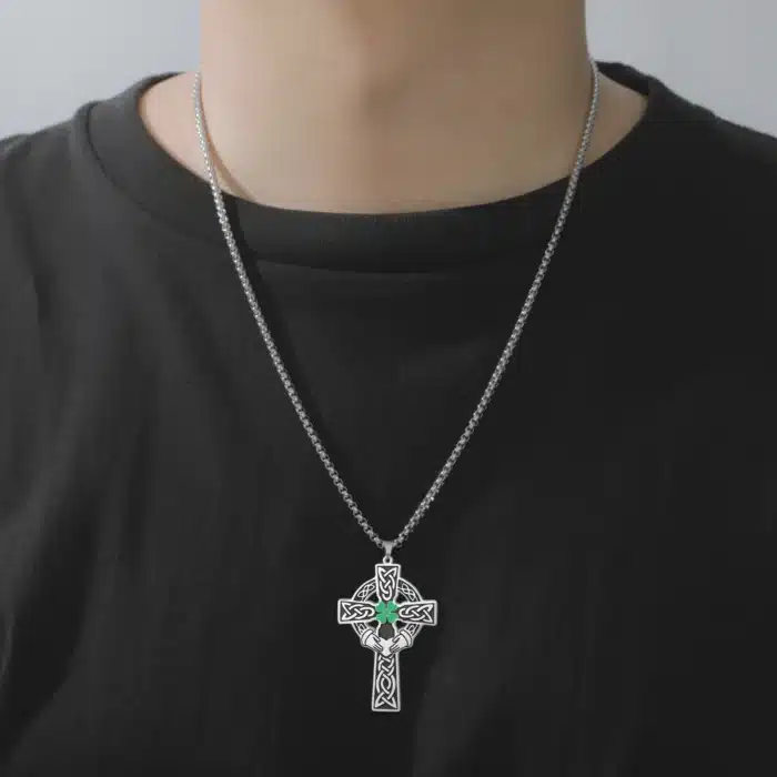 collier croix celtique​ 18