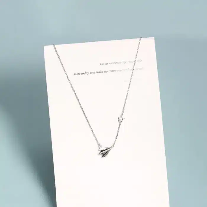 collier avion en papier 3
